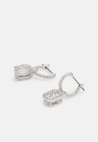 Strieborné náušnice s obdĺžnikovými priesvitnými kryštálmi, obklopené menšími kameňmi, s designom krúžku a bezpečným zacvakovacím uzáverom.