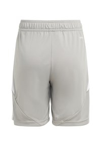 Pantalones cortos deportivos gris claro con cintura elástica, que presentan acentos blancos en contraste en los laterales y un material suave y ligero.