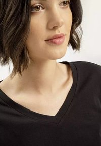 Czarny t-shirt z dekoltem w serek, wykonany z miękkiej tkaniny, z krótkimi rękawami i luźnym krojem. Kołnierz jest wyprofilowany dla komfortu.