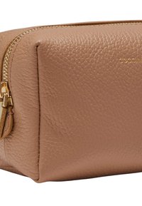 Kožená kosmetická taštička v broskvovém odstínu, strukturovaného obdélníkového tvaru, s texturovaným povrchem, zlatým zipem a embosovaným logem značky.