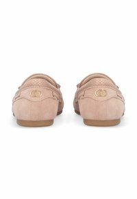Mocassins en daim rose à semelle plate, avec des détails perforés et un emblème doré sur le côté. Texture lisse, design décontracté.
