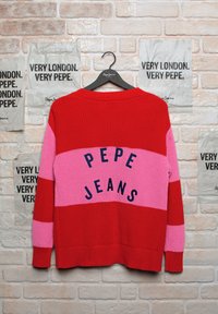 Sarkans un rozā svītrots adīts džemperis ar ribotu tekstūru. Aizmugurē ir "PEPE JEANS" tumši zils uzraksts. Iekļauta birka.