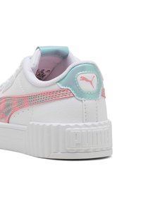 Sneaker bianco con accenti rosa e turchese, tomaia in pelle texture, punta arrotondata, suola piattaforma spessa bianca e logo in rilievo sul tallone.