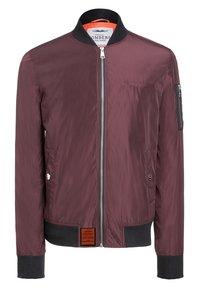 Giacca bomber bordeaux con zip frontale, polsini e colletto neri a coste, e rivestimento arancione. Presenta una tasca laterale con zip e un'etichetta.