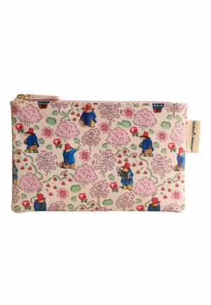 Borsetă dreptunghiulară roz cu fermoar, cu model repetitiv de ursuleți mici în paltoane albastre și pălării roșii printre copaci și flori roz.