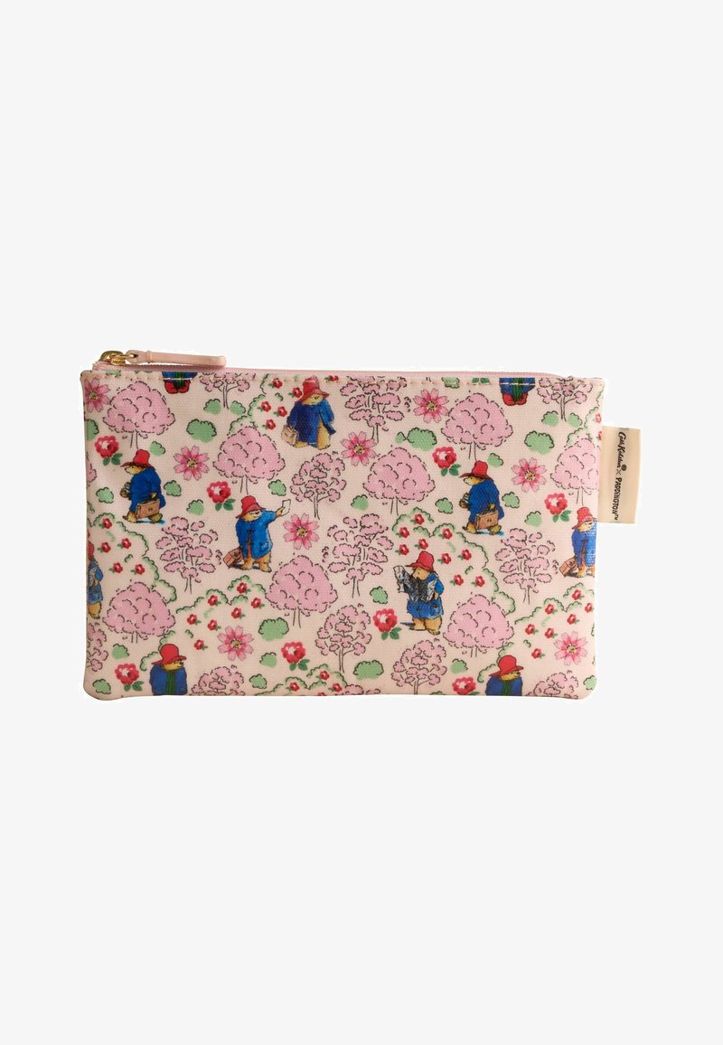 Rechteckiges rosa Reißverschlusstäschchen mit wiederholendem Muster kleiner Bären in blauen Mänteln und roten Hüten zwischen rosa Bäumen und Blumen.