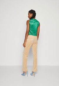 Juicy Couture TINA - Treniņtērpa apakšdaļas - beige