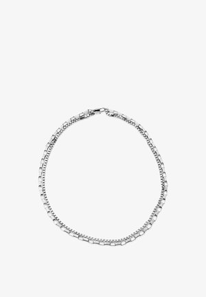 Dobbeltsjiktet sølvkjede med rektangulære ledd, festet med en hummerlås, vist på en hvit bakgrunn.