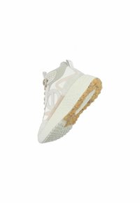 Sneaker alte in rete e suede di colore bianco sporco e grigio chiaro, con una suola in gomma testurizzata con un motivo variegato.