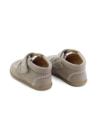 Botas de tobillo de ante gris con correas de velcro, detalles de costura blanca, punta redondeada y suela de goma flexible.
