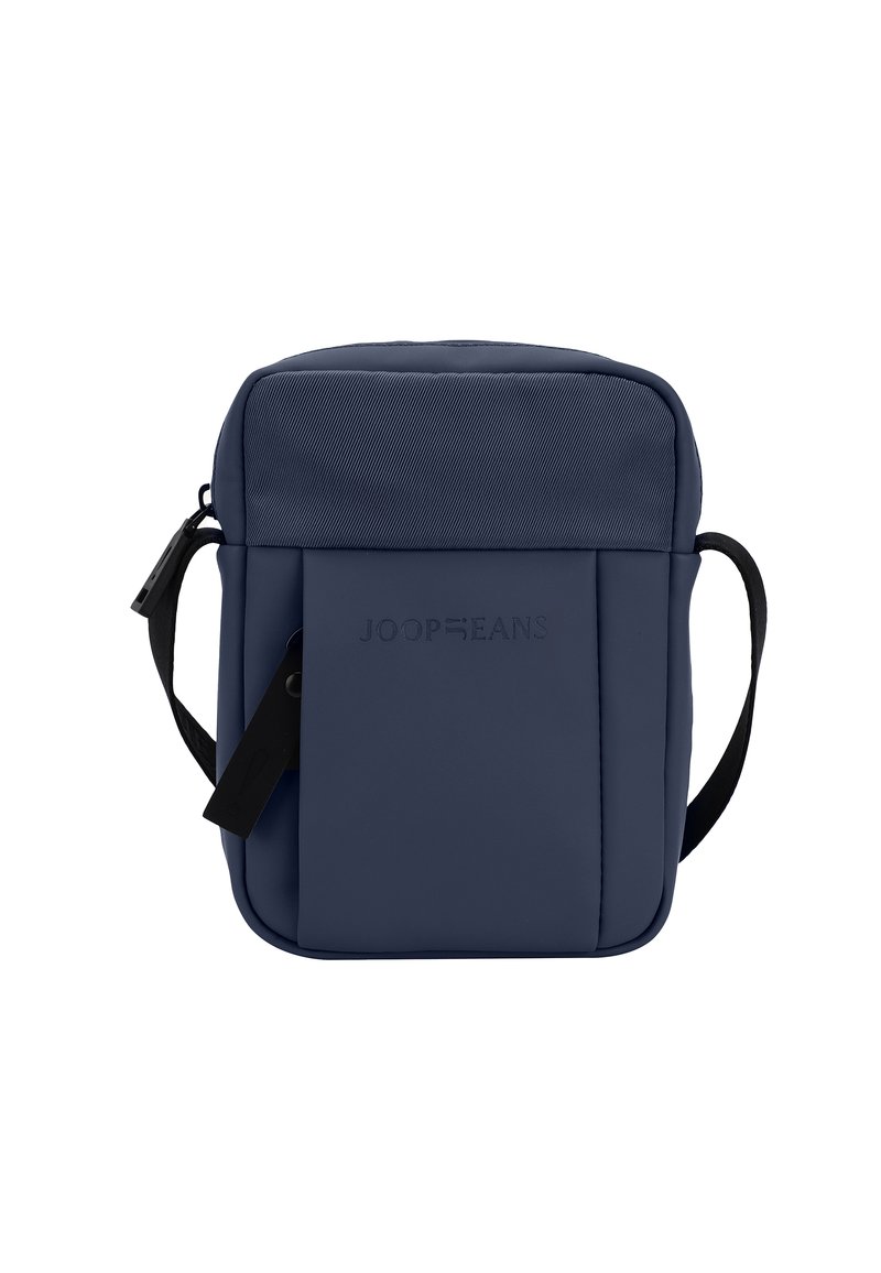 Borsa a tracolla blu navy con un pannello superiore testurizzato, tasca frontale, tracolla regolabile e logo in rilievo sulla parte anteriore. Materiale liscio e resistente.