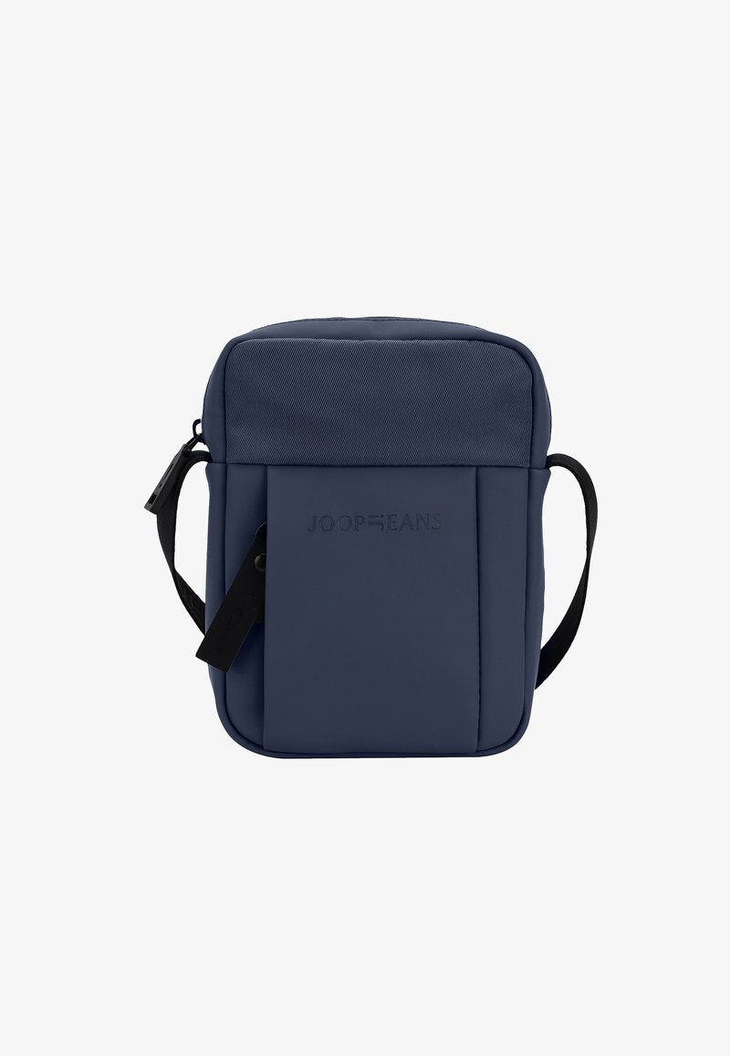 Borsa a tracolla blu navy con un pannello superiore testurizzato, tasca frontale, tracolla regolabile e logo in rilievo sulla parte anteriore. Materiale liscio e resistente.