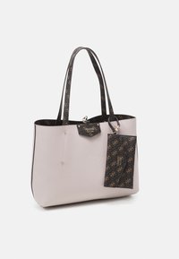 Sac fourre-tout gris clair avec une surface texturée, un intérieur et des sangles à motifs noirs, des accessoires en or, et un porte-cartes détachable assorti.