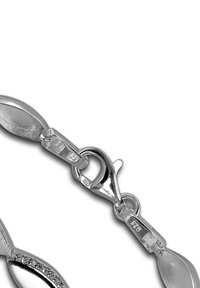 Bracelet en chaîne en argent avec des maillons ovales, un fermoir à mousqueton sécurisé et un gravure de poinçon détaillée. Texture lisse avec une finition polie.