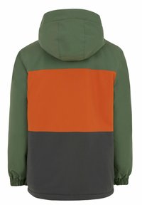 Farbblockierte Jacke mit einem grünen Oberteil, einem orangefarbenen Mittelteil und einem dunkelgrauen Unterteil. Das Material wirkt glatt und hat eine Kapuze sowie elastische Bündchen.