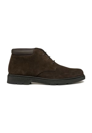 Botines de ante marrón con un cuello de cuero liso, puntera redonda y una resistente suela de goma negra con un diseño de tracción mínimo.
