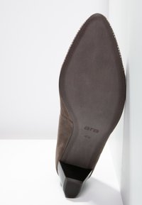 ara Pumps - brown