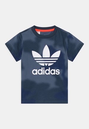 Marineblauw T-shirt met korte mouwen met groot wit Adidas trefoil-logo en tekst gecentreerd op de voorkant.