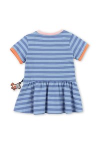 Gestreiftes Kleid in Hellblau und Dunkelblau, kurzärmlig mit orangefarbenen Ärmelakzenten, pinkem Kragen, plissiertem Rock und einem vogelförmigen Etikett.