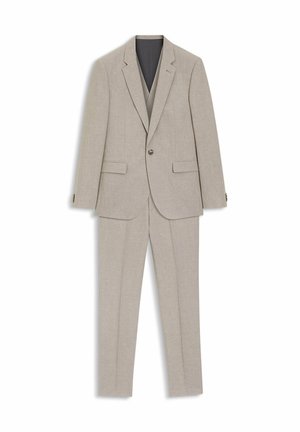 Costume homme beige clair deux pièces avec veste simple boutonnage, revers crantés, poches à rabat et pantalon assorti sur fond blanc.