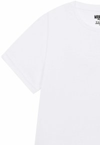 Witte katoenen t-shirt met een ronde hals en korte mouwen. Gladde textuur, reguliere pasvorm en een zichtbaar merklabel aan de binnenkant van de kraag.