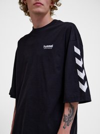 Hummel OVERSIZED WILLY SW - Triko s potiskem - black