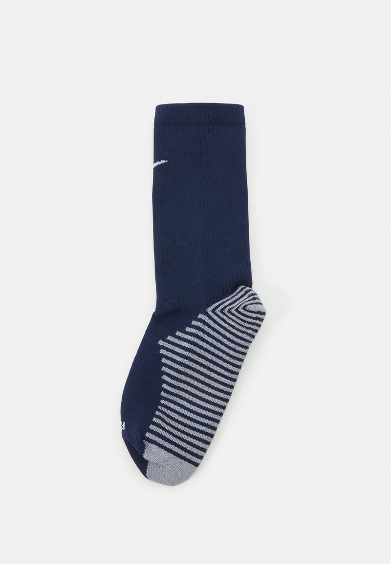 Calcetín azul marino con la parte superior acanalada, que presenta un diseño de rayas grises en el pie y una puntera reforzada para mayor durabilidad.