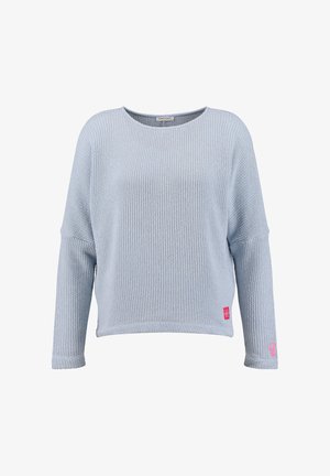 Suéter de punto azul claro de manga larga con cuello redondo y pequeñas etiquetas rosas con la palabra "LOVE" en el lado inferior y en el puño de la manga.