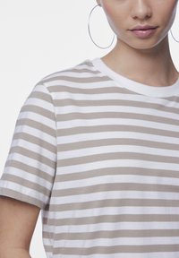 Pieces PCRIA TEE STRIPES - Tričko s potlačou - silver mink
