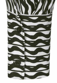 Zwart-wit zebraprint shirtmouw met twee zwarte knopen en zichtbare stiksels langs de rand van de manchetten.