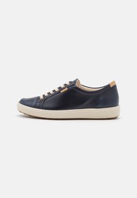 Navyblaue Ledersneaker mit abgerundetem Zehenbereich, beigen Schnürsenkeln, einem hellbraunen Fersenakzent und einer cremefarbenen Gummisohle, die eine glatte Oberfläche und ein minimalistisches Design aufweisen.