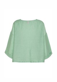 Losse, lichtgroene linnen blouse met brede driekwartmouwen en een ronde hals, gezien van de achterkant.