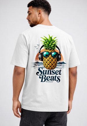 Neverless, HERREN T-SHIRT MIT BACKPRINT - SUNSET BEATS - OVERSIZED RELAXED - T-Shirt print - weiß
