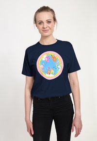 Camiseta de algodón azul marino con un gráfico circular y colorido que representa animales de dibujos animados y globos sobre un fondo azul claro.