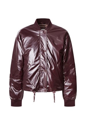 Giacca bomber bordeaux lucida con colletto a costine, tasche laterali e coulisse regolabile sull'orlo. Texture liscia e design aderente.