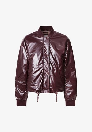 Burgunderfarbene, glänzende Bomberjacke mit geripptem Kragen, Seitentaschen und verstellbaren Kordelzügen am Saum. Glatte Textur und taillierter Schnitt.