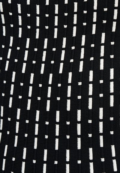 Tissu noir avec un motif en maille texturée présentant des lignes blanches pointillées verticales uniformément espacées sur toute la surface.