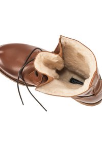 Bota de cuero marrón con un suave forro de piel, puntera redonda y cordones negros. Presenta un diseño de tobillo bajo y suela texturizada.