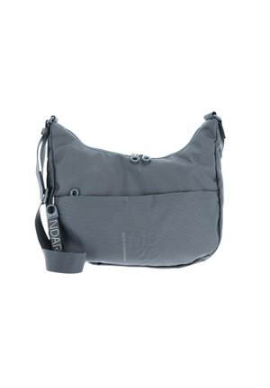 Sac en nylon gris avec une surface texturée, fermeture à double zip, bandoulière réglable et poche avant. Présente une marque sur la bandoulière.