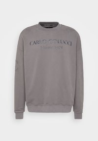 Szary sweatshirt z haftowanym napisem "CARLO COLUCCI Milano 1978" z przodu, z prążkowanymi mankietami i dołem, oraz okrągłym dekoltem.