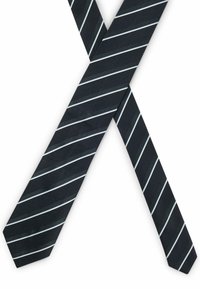 Kapea musta solmio, jossa on viistot valkoiset raidat, valmistettu teksturoituneesta kankaasta, terävällä kärjellä ja sileällä viimeistelyllä.