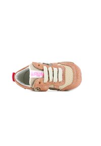 Rosa Wildledersneaker mit beigen Akzenten, texturiertem Zungenbereich und weißen Schnürsenkeln. Besitzt "RUN" in Pink auf der Innenseite und einen roten Fersenanhänger.