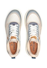 Zapatillas de deporte con una combinación de cuero y gamuza en tonos beige, azul claro y blanco, que presentan perforaciones, cordones y una plantilla texturizada.