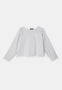Sweatshirt cropped gris à manches longues en tissu doux et texturé, présentant un logo blanc avec le chiffre "7" sur la poitrine et des manches raglan.
