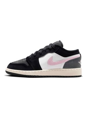 Low-top sneaker i sort, hvid og grå med en lyserød swoosh-logo, sorte snørebånd og en hvid sål med sort slidbane.