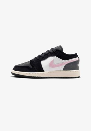 Niskie trampki w czerni, bieli i szarości z różowym logo Swoosh, czarnymi sznurowadłami i białą podeszwą z czarnym bieżnikiem.