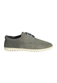 Chaussures en suède gris avec un dessus perforé, des lacets gris et une semelle tissée blanche. Elles présentent un bout arrondi et un design discret.