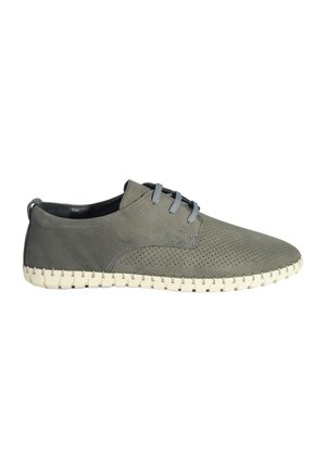 Grijze suède schoenen met geperforeerde bovenkant, grijze veters en een witte geweven zool. Beschikt over een ronde neus en een laag profiel ontwerp.