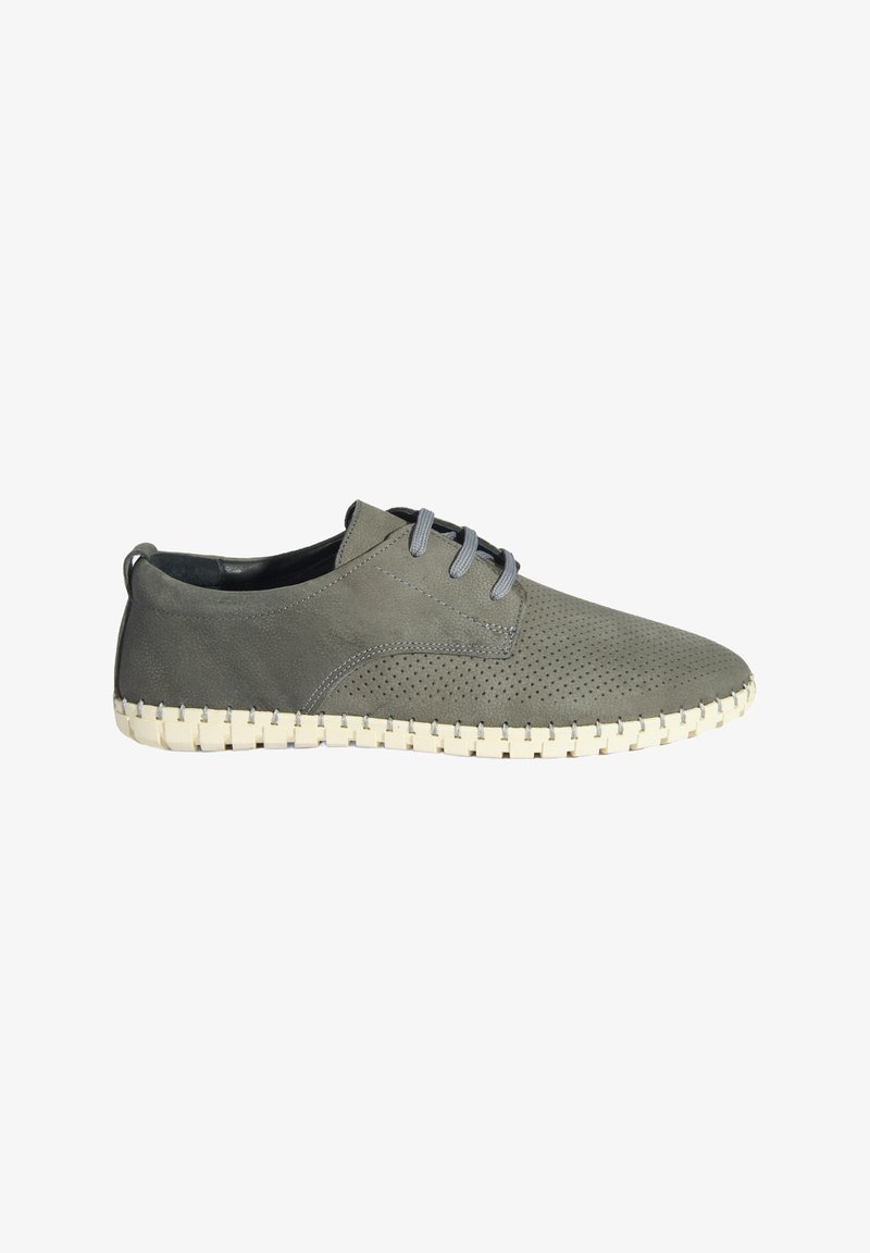 Chaussures en suède gris avec un dessus perforé, des lacets gris et une semelle tissée blanche. Elles présentent un bout arrondi et un design discret.