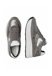 Sneaker grigie realizzate in suede e pelle con una finitura testurizzata, dettagli bianchi, suola in gomma spessa e linguetta imbottita.